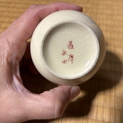 花柄の装飾が美しい白い陶器の一輪挿しの画像