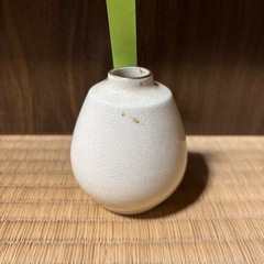 花柄の装飾が美しい白い陶器の一輪挿しの画像