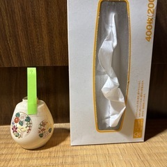花柄の装飾が美しい白い陶器の一輪挿しの画像