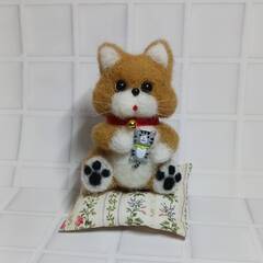 猫ちゃん抱いてクッション座りの茶虎ねこちゃん　　羊毛