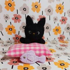 小さな黒猫　クッションお魚付き　羊毛