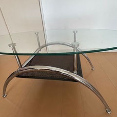 ガラステーブル、お皿、シャンパングラス