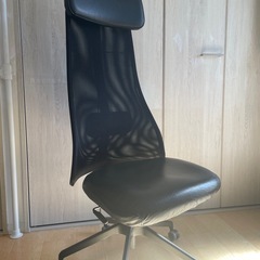 オフィスチェア　イェルヴフェレット（座面牛革、背面メッシュ）の画像