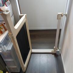 ハンズフリーベビーゲート　コンビの画像