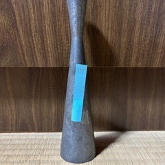 金属製のグレーの花瓶