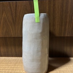 シンプルでスタイリッシュなベージュの円筒形花瓶