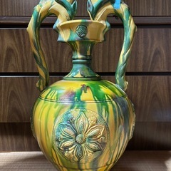 黄色と緑のマーブル仕上げの陶器製花瓶