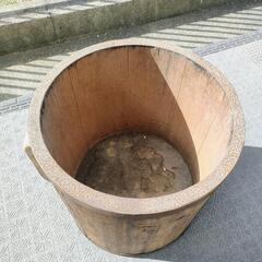 珍しい木の桶の画像