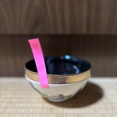 黒と白の風景画が施された陶器製のボウル