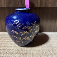 濃紺の竹模様が施された美しい陶器の花瓶