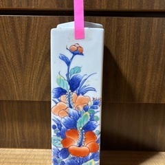 手描きの花柄が美しい陶磁器製の花瓶。（鍋島虎仙）