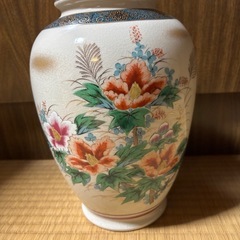 色鮮やかな花柄が施された九谷焼の花瓶