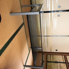 ガラス天板のテーブルの画像