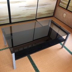 ガラス天板のテーブルの画像