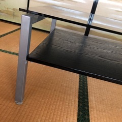 ガラス天板のテーブルの画像