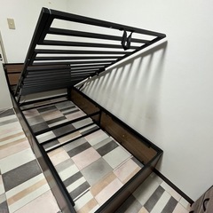 美品　跳ね上げ収納ベッド 大容量 2口コンセント宮棚付き