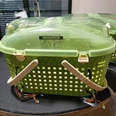 小型犬用キャリーバック。プラスチック製の画像