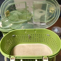 小型犬用キャリーバック　プラスチック製の画像