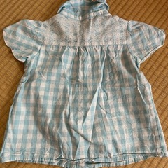 水色チェックのボタン付き半袖ブラウスの画像