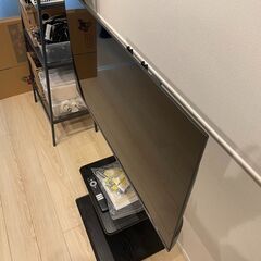 40インチチューナーレステレビと壁寄せキャスター付きスタンドの画像