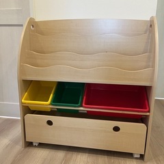 絵本おもちゃ棚の画像