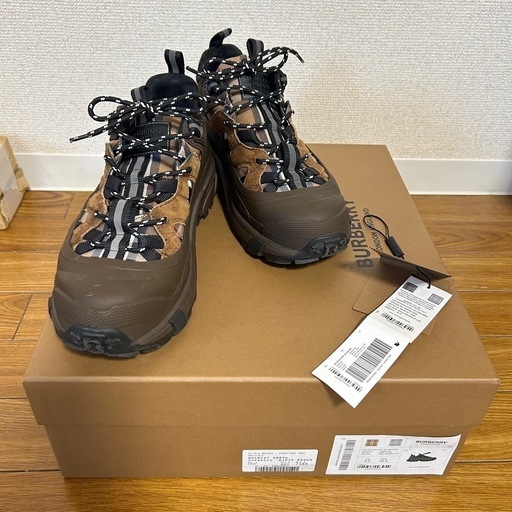 BURBERRY人気のアーサースニーカー