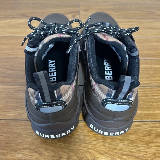 BURBERRY人気のアーサースニーカー