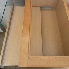 ガラスショーケース付き収納棚の画像