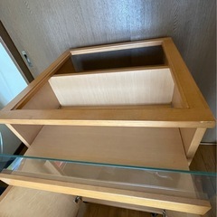 ガラスショーケース付き収納棚の画像
