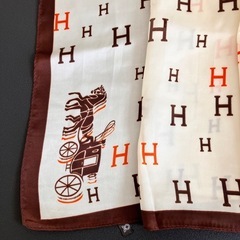 馬車と馬のデザインが特徴的なスカーフ。　　の画像