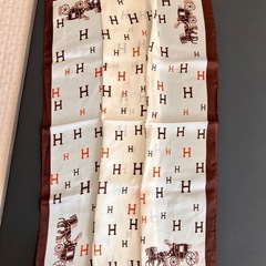 馬車と馬のデザインが特徴的なスカーフ。　　の画像