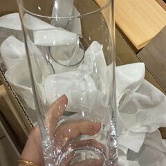 テーブルとワイングラスとドリンクグラスの画像