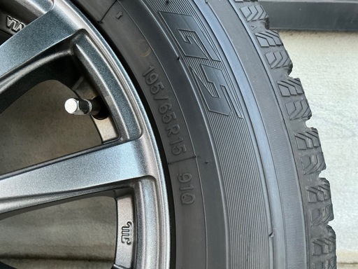 スタッドレスタイヤ　195/65 R15