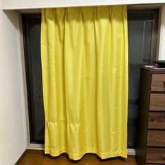 黄色のカーテン