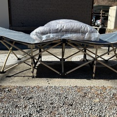キャンプ用折りたたみ簡易ベッド（クッション付き）の画像