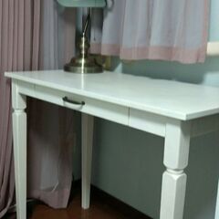 おしゃれで真っ白な机