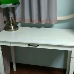 おしゃれで真っ白な机の画像