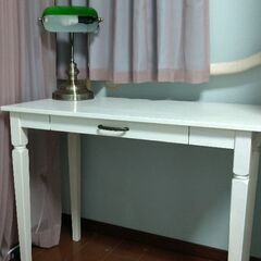 おしゃれで真っ白な机の画像