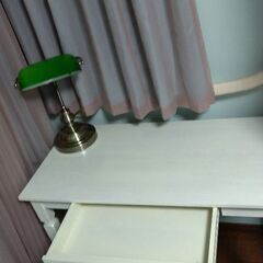 おしゃれで真っ白な机の画像