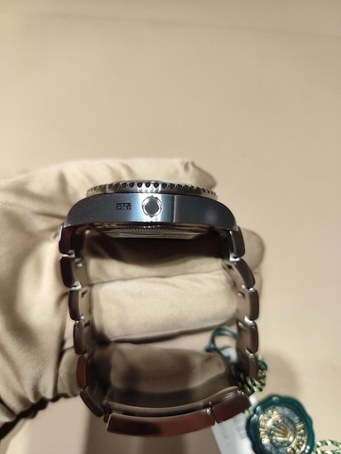 ロレックスは深く潜って青くなる