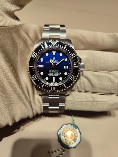 ロレックスは深く潜って青くなる
