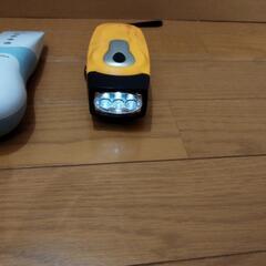 手回しLEDライトとジャンク電動歯ブラシやバリカンですの画像