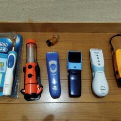 手回しLEDライトとジャンク電動歯ブラシやバリカンです