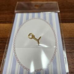 手芸用品チャーム　1cmくらい　YとTの画像
