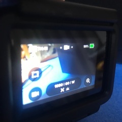 GoPro HERO7本体＋バッテリー2個＋純正のバッテリー用充電器＋純正のチェストマウントの画像