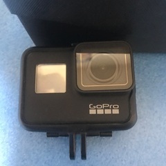 GoPro HERO7本体＋バッテリー2個＋純正のバッテリー用充電器＋純正のチェストマウントの画像