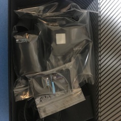 GoPro HERO7本体＋バッテリー2個＋純正のバッテリー用充電器＋純正のチェストマウントの画像