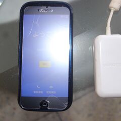 DOCOMO/らくらくスマートフォン・F42A(※ディスプレイにヒビ割れがございます。現在のところは使用される分には問題はありません）の画像