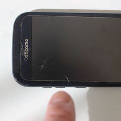 DOCOMO/らくらくスマートフォン・F42A(※ディスプレイにヒビ割れがございます。現在のところは使用される分には問題はありません）の画像