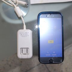 DOCOMO/らくらくスマートフォン・F42A(※ディスプレイにヒビ割れがございます。現在のところは使用される分には問題はありません）の画像